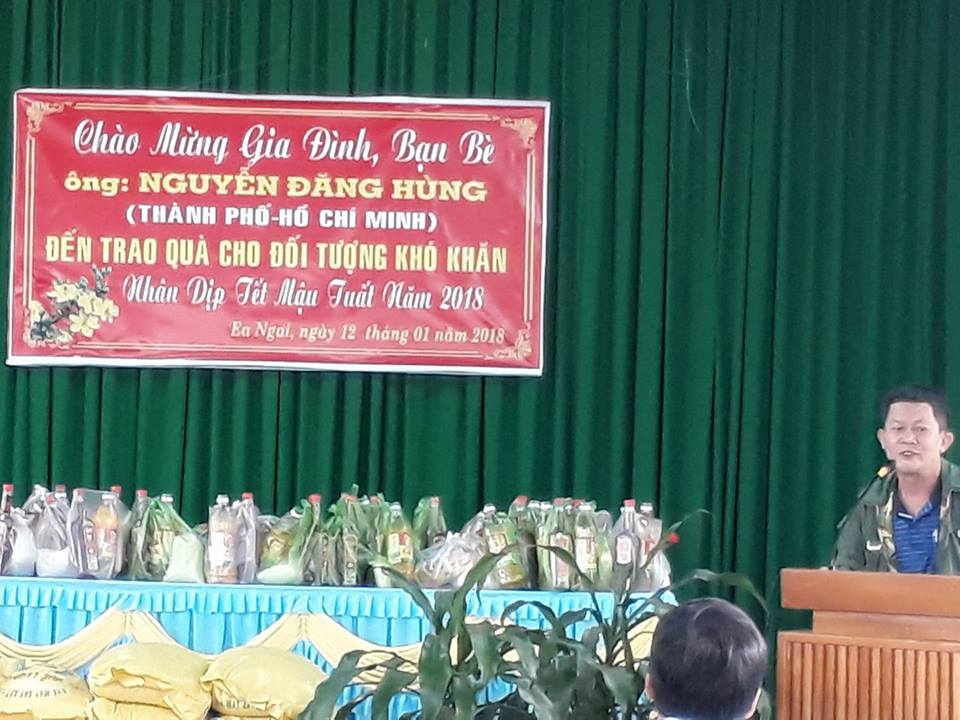 Trao tặng quà cho người nghèo có hoàn cảnh khó khăn trên địa bàn xã Ea Ngai